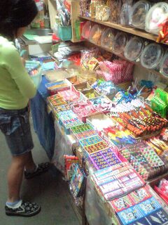 081116_駄菓子屋内.jpg