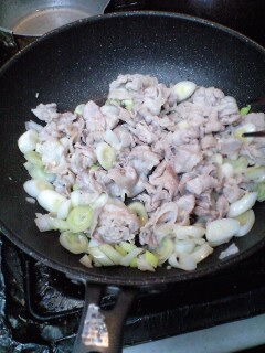 081124_爆肉調理中.jpg