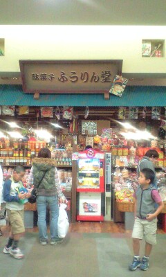 090429_1346~駄菓子屋の中も行列.jpg