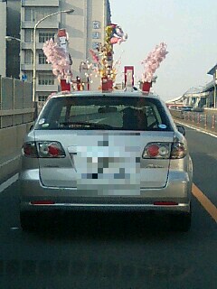 変なクルマ後方より-0001.jpg